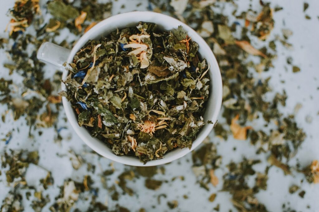 8 przykładów herbat ziołowych na oczyszczanie organizmu z toksyn